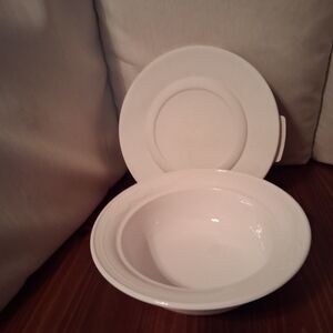 Elegant White Dinnerware Set with Lid